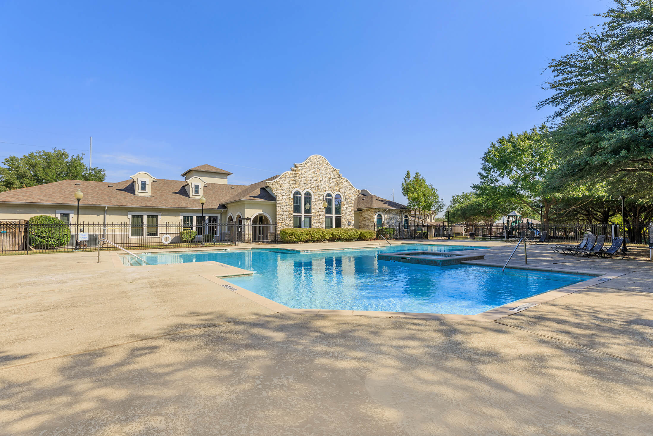 Rosemont at Mission Trails Apartments in Dallas, TX